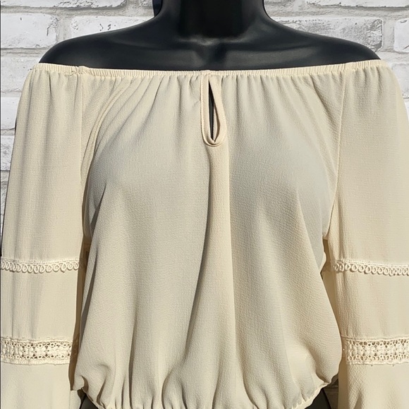 ❤️ Ivory Bell Sleeve Off the Shoulder Top ❤️ - Picture 4 of 7